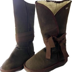 Womans EMU suede shearling lined boots Size 6. Chocolate brown suede.  Like new.